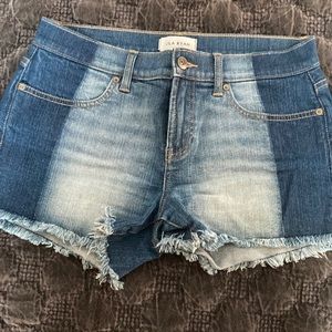 Denim frayed shorts